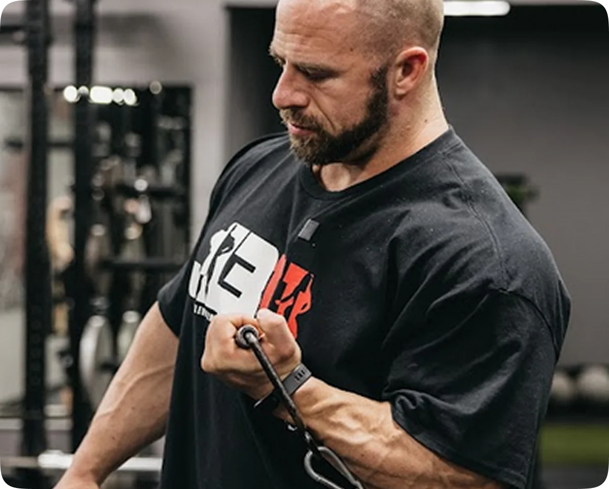Lifter mid set focusing on target muscle tension
